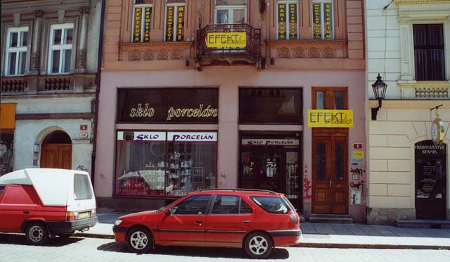 Pohled na spodek domu, stav k 1.7.2001, foceno z chodnku od Plzesk banky